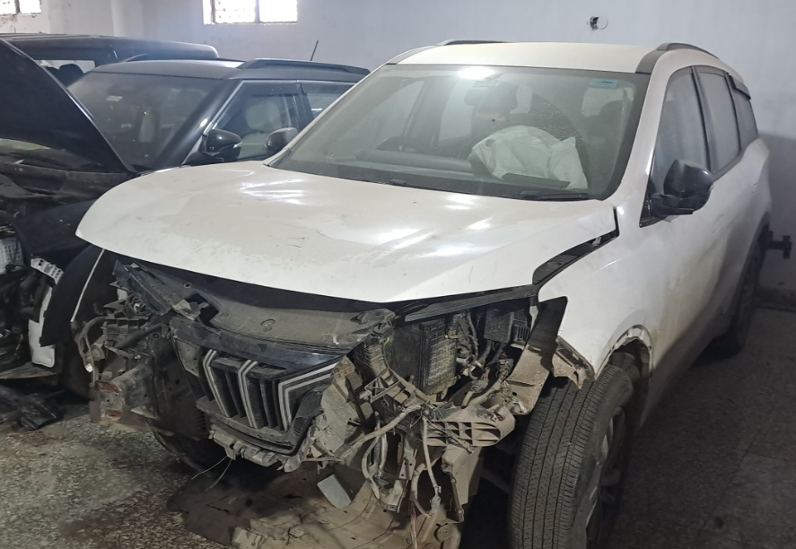 MAHINDRA XUV 700 AX3 AT,2023,Petrol,NEW DELHI,DL(WITH RC)